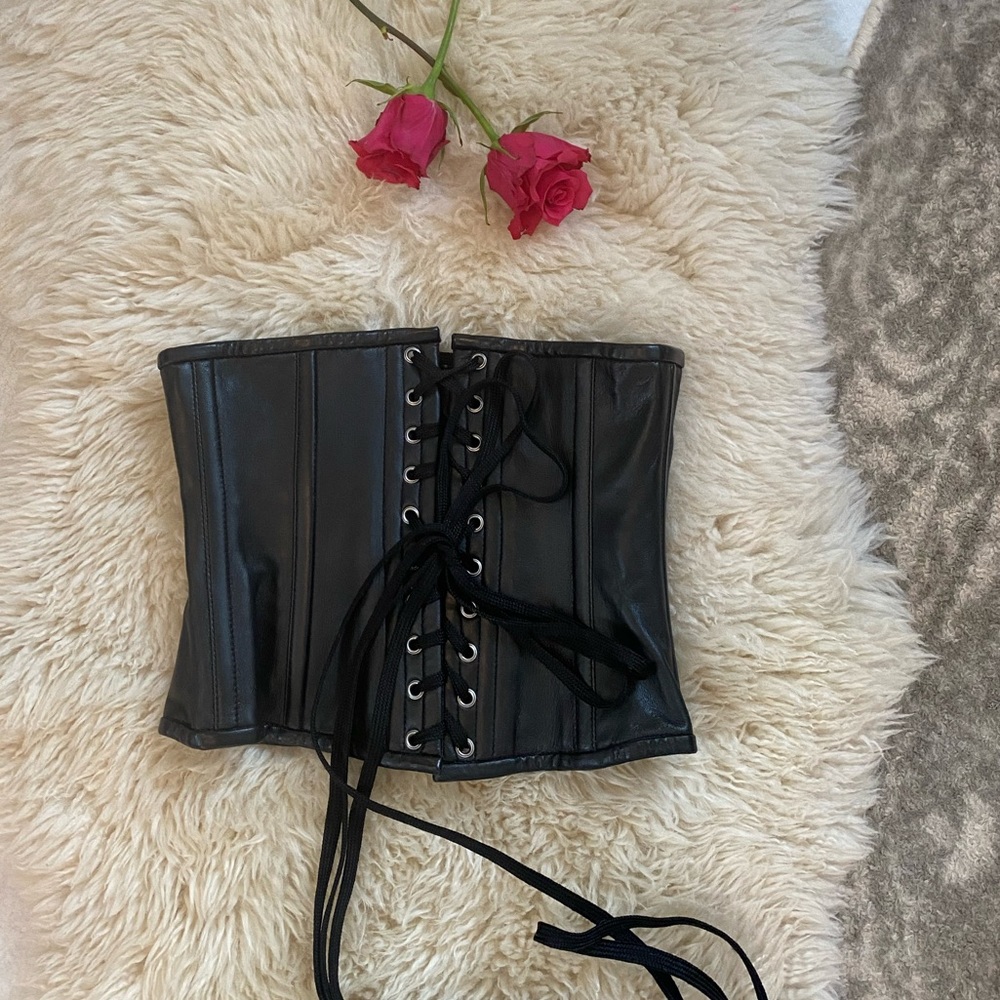Real steel bones leather corset ✨